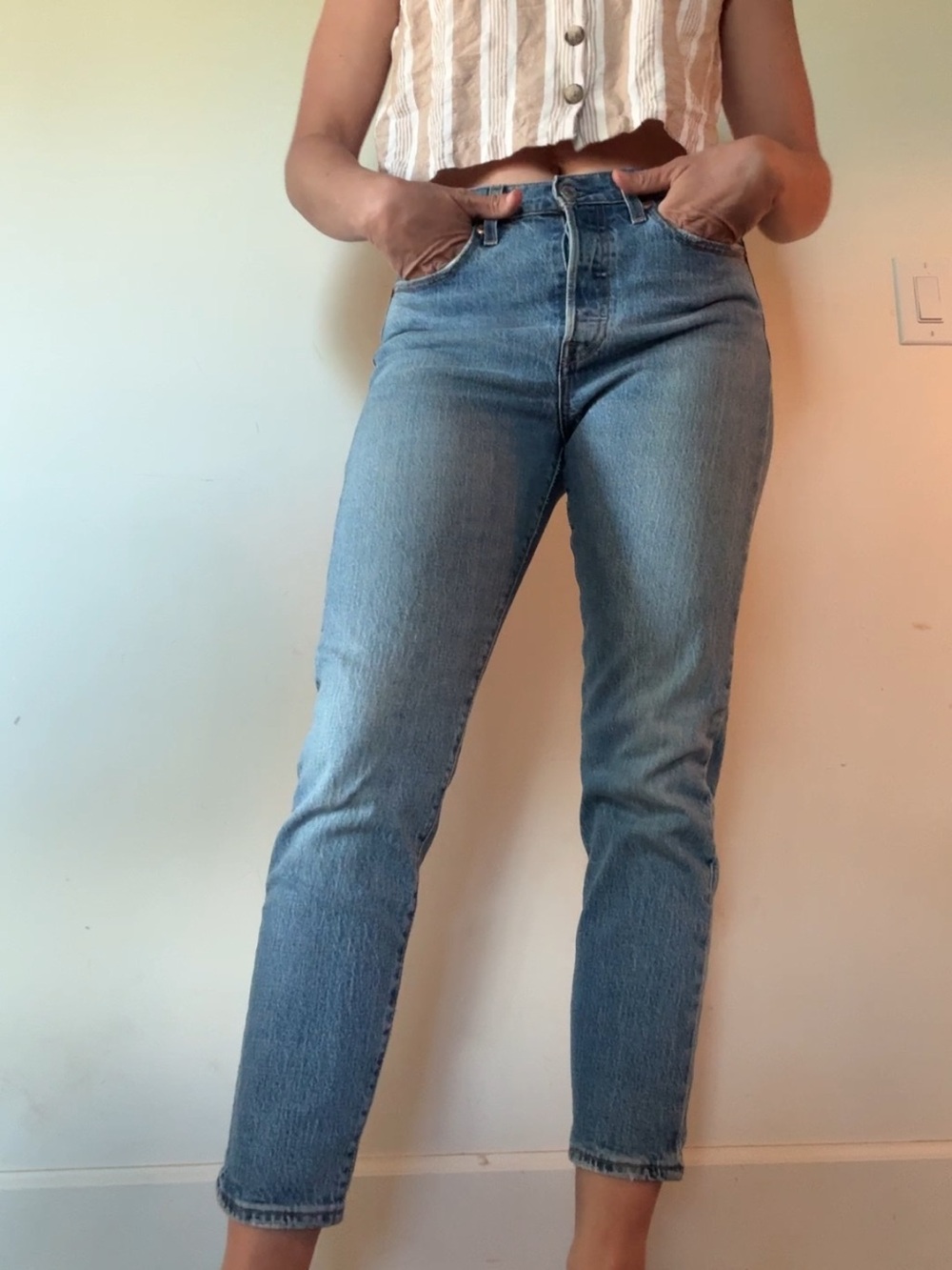 Levi's Wedgie Jeans, Medium Wash - size 29 - Picture 2 of 9